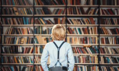 Kütüphaneye bakan sırtı dönük sarışın çocuk
